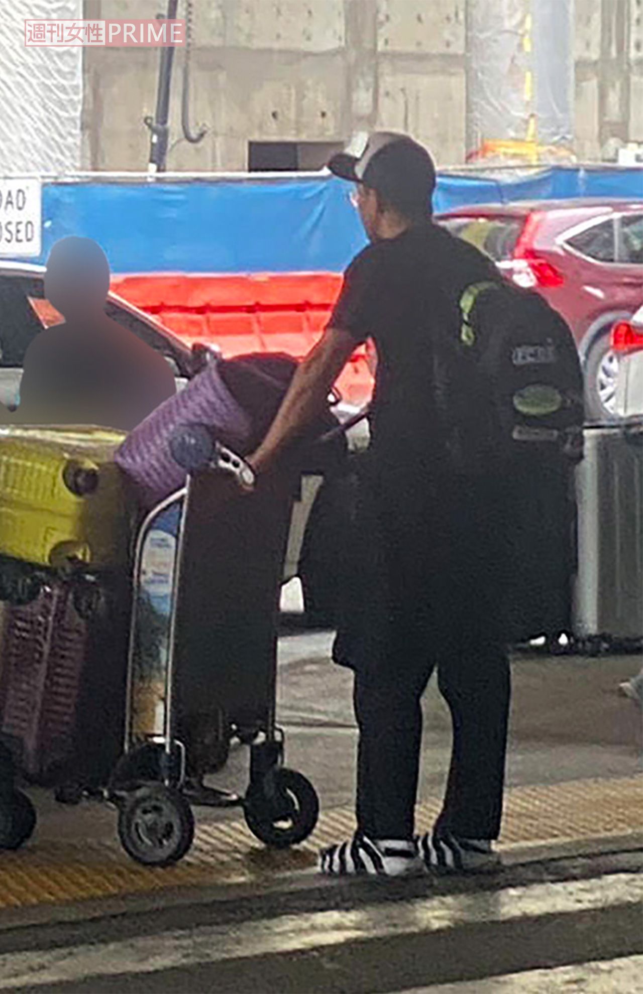 2023年6月、子どもたちとともにロサンゼルスに到着した小栗旬