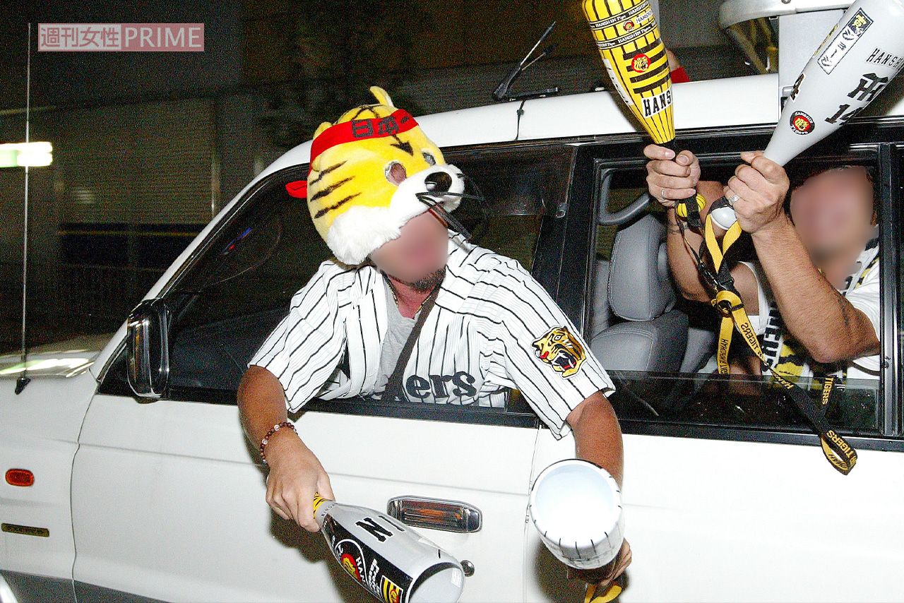 2003年9月15日、阪神タイガースの優勝を喜ぶ男性たち