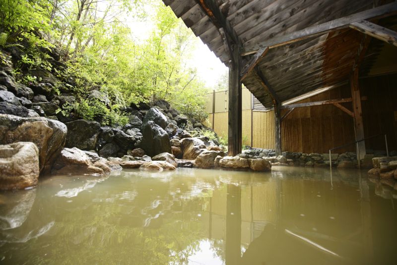 浅間山の地下深くから湧き出る、美肌の湯として評判の温泉