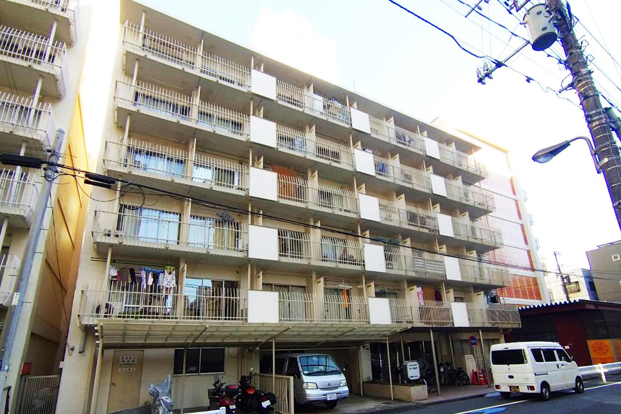 事件現場のマンション。容疑者が管理人を務めていた