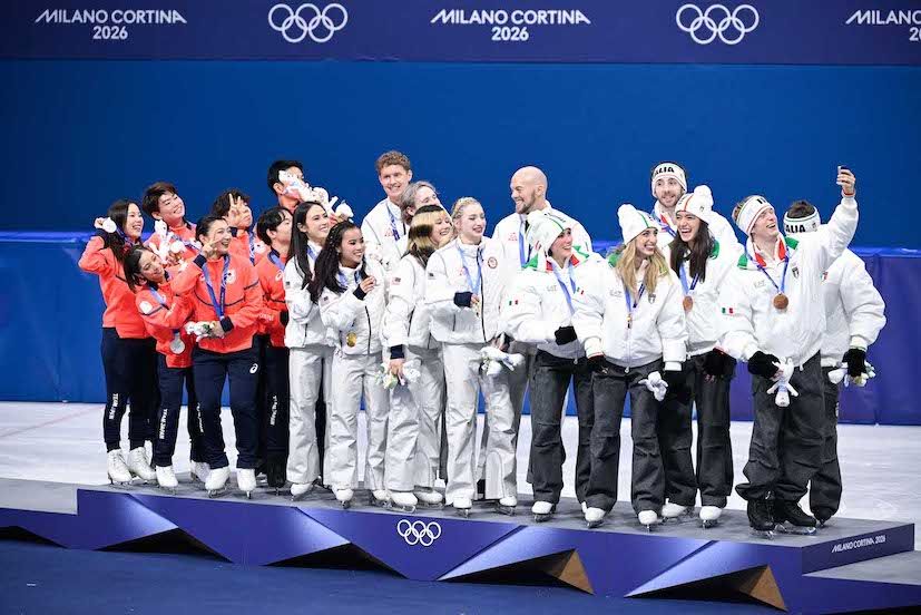 選手たちのスケート靴のブレード（刃）が損傷する事態が発生し、批判が殺到している表彰台（撮影／JMPA）