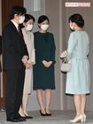 結婚当日、バラのブーケを手に自宅を離れる眞子さんを秋篠宮ご夫妻と佳子さまが見送られた('21年10月26日)