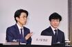 10月2日の会見で、「落ち着いて」と記者たちをたしなめる井ノ原(左)と、それを見守る東山