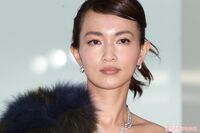 長谷川京子、YouTubeで料理姿披露も「料理する服装じゃない」目のやり場に困る服装が物議に