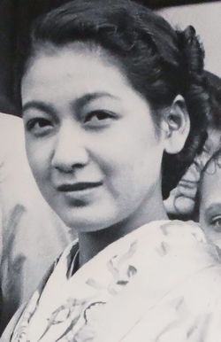 14歳のときに原節子（本名・会田昌江）で映画デビュー。『河内山宗俊』の撮影中にドイツの映画監督の目にとまり、日独合作映画のヒロインに抜擢され注目される