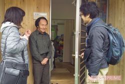 仮設住宅の見守りを続ける精神科医・矢田部さん（右）