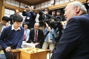 2016年に、加藤一二三さんが藤井聡太六冠のプロデビュー戦の相手となった（共同通信社）