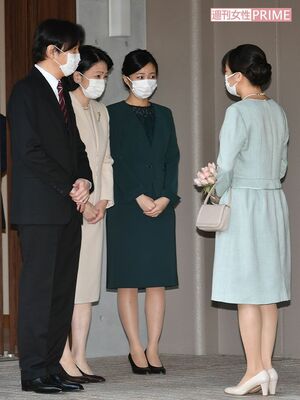 結婚当日、バラのブーケを手に自宅を離れる眞子さんを秋篠宮ご夫妻と佳子さまが見送られた（'21年10月26日）