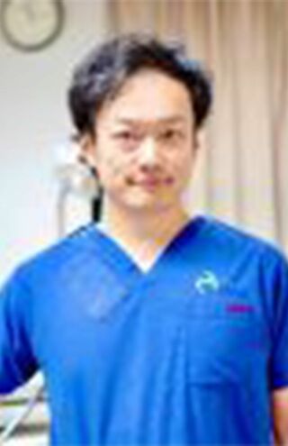 薬師寺泰匡先生●救急科専門医。薬師寺慈恵病院院長。富山大学医学部卒業後、岸和田徳洲会病院、福岡徳洲会病院で救急医療に従事。2020年から病院長を務めつつ、岡山大学病院高度救命救急センターで救急医療にも取り組んでいる。