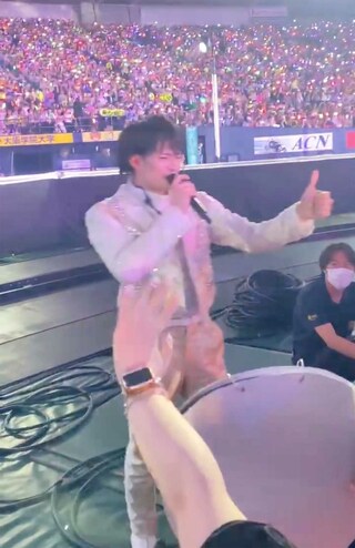 “自撮りファンサ”後、ファンにスマホを返してからポーズを決める『美 少年』の浮所飛貴（ツイッターより）