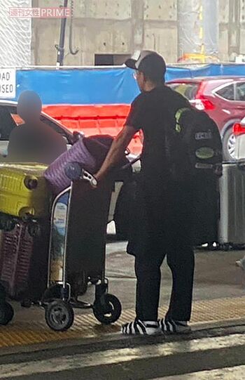 2023年6月、子どもたちとともにロサンゼルスに到着した小栗旬