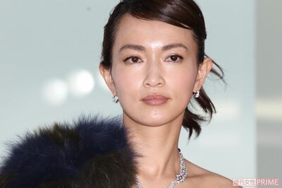 長谷川京子、YouTubeで料理姿披露も「料理する服装じゃない」目のやり場に困る服装が物議に