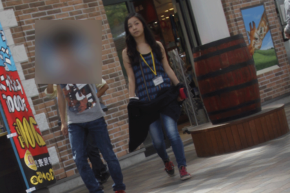 2015年、ICUの新入生合宿に参加された佳子さま。現在よりもカジュアルな装い