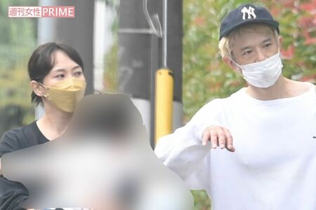 子どもを抱く藤本美貴と庄司智春