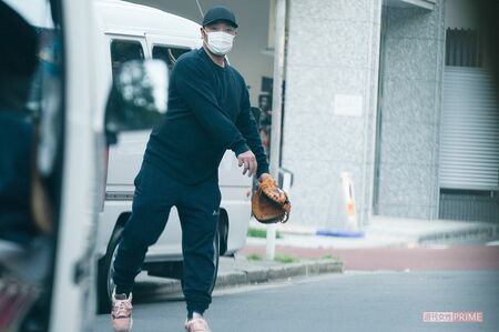 '20年4月、自宅前で息子とキャッチボールや素振りをする阿部慎之助