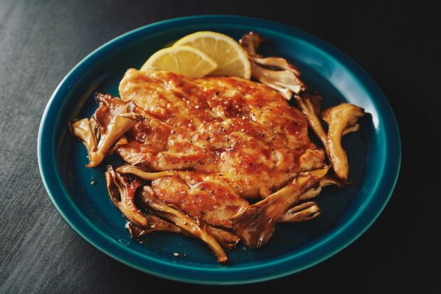 大満足の鶏ステーキ/1人分210kcal〔写真／林紘輝（扶桑社）〕