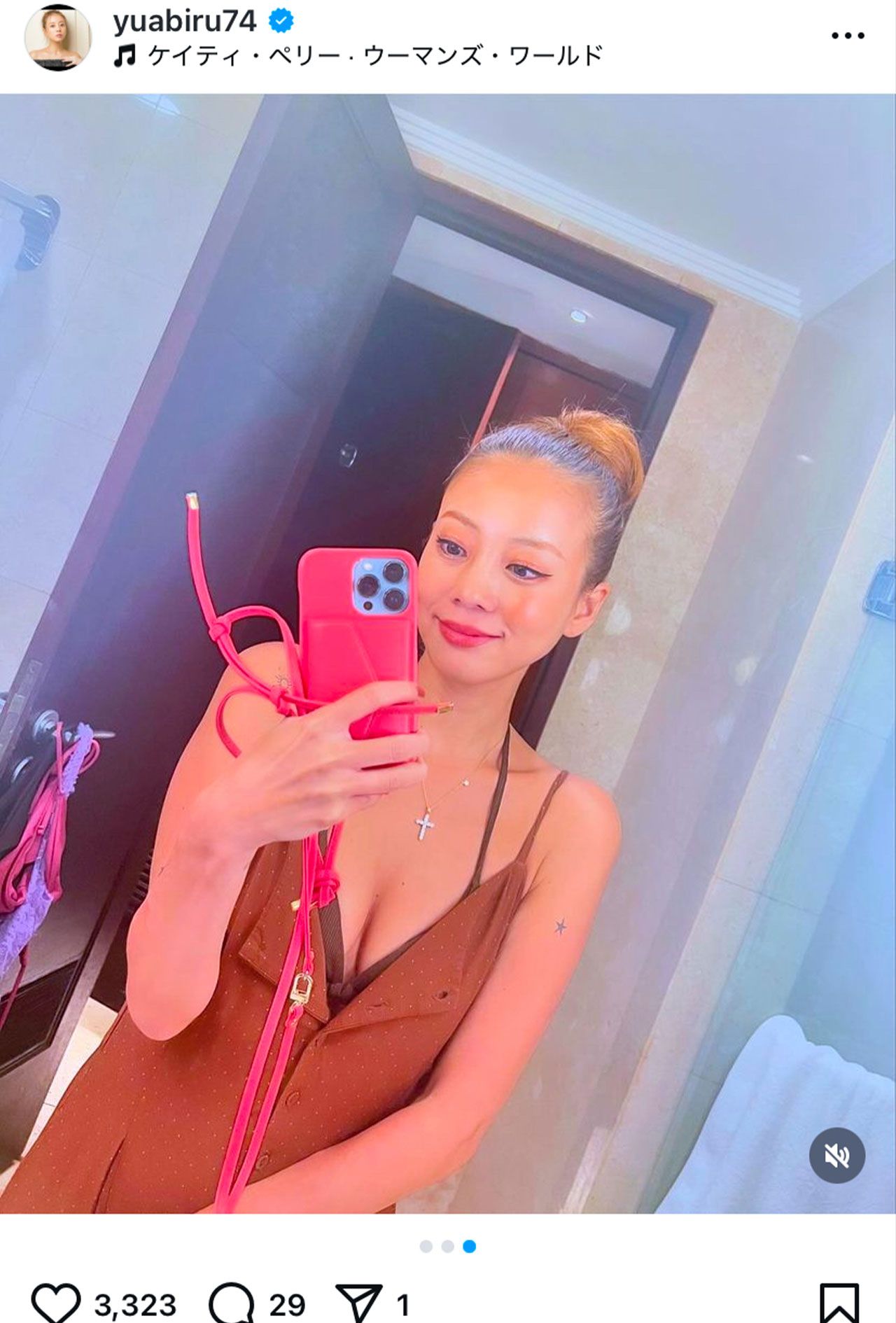 “胸元アピ”が強いあびる優（本人のインスタグラムより）