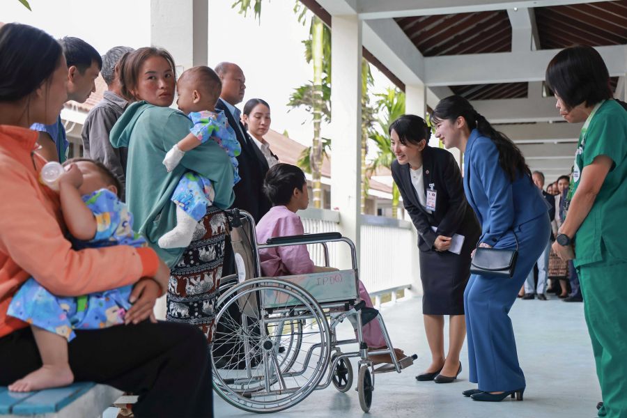 20日に訪問された「ラオ・フレンズ小児病院」では、入院中の子どもに声をかけられた（共同通信社）