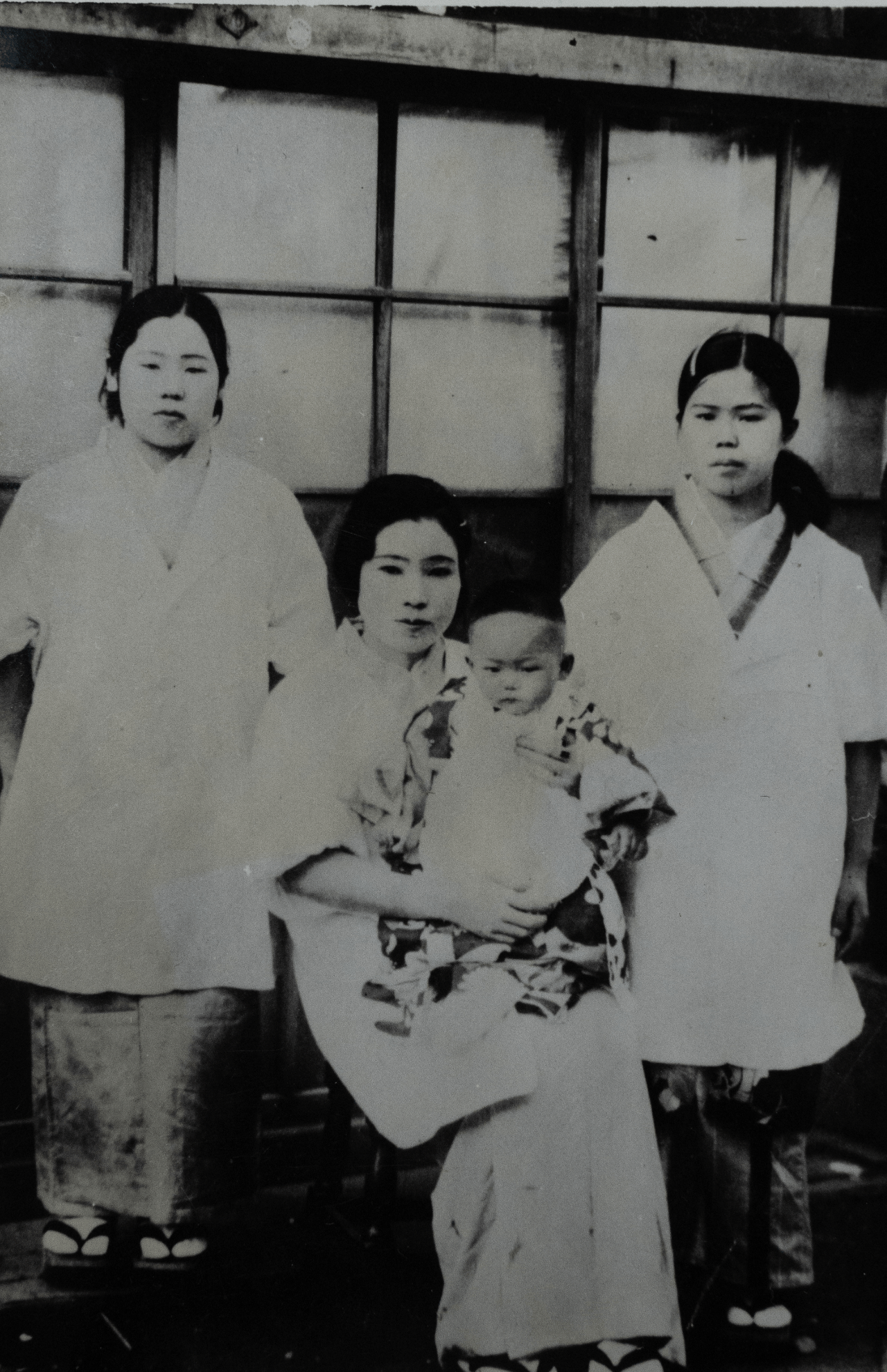 東京の理容室を転々とし、修業した当時のシツイさん（左）