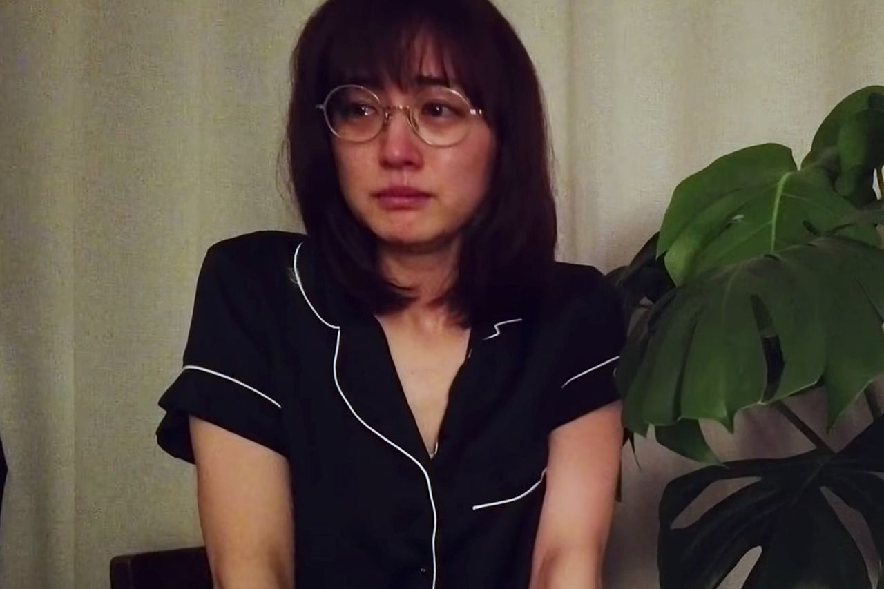 愛鳥、ブルーボタンインコのラピスが亡くなり号泣配信をした新井恵理那（YouTube　『新井恵理那cahnnel』より）