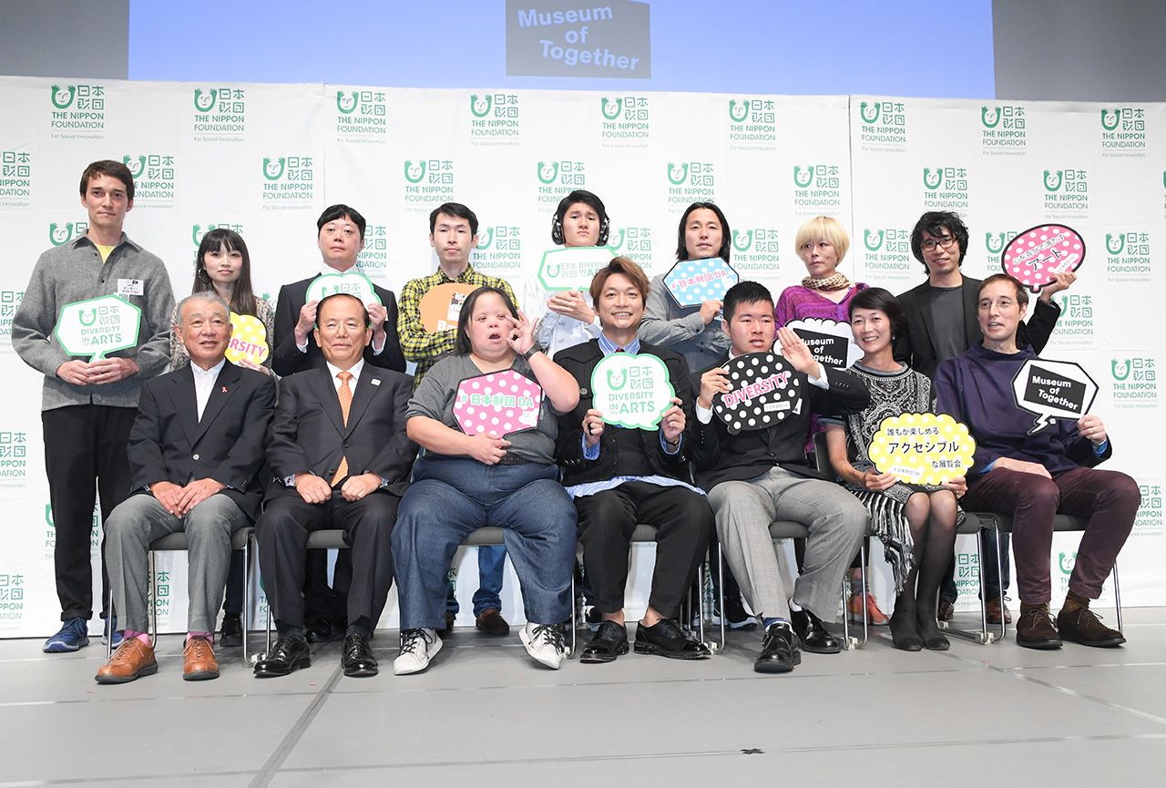 香取のほかにも、22人のアーティストが出品。会場もバリアフリー化するなど、障がい者にも配慮された展覧会になっている　撮影／高梨俊浩