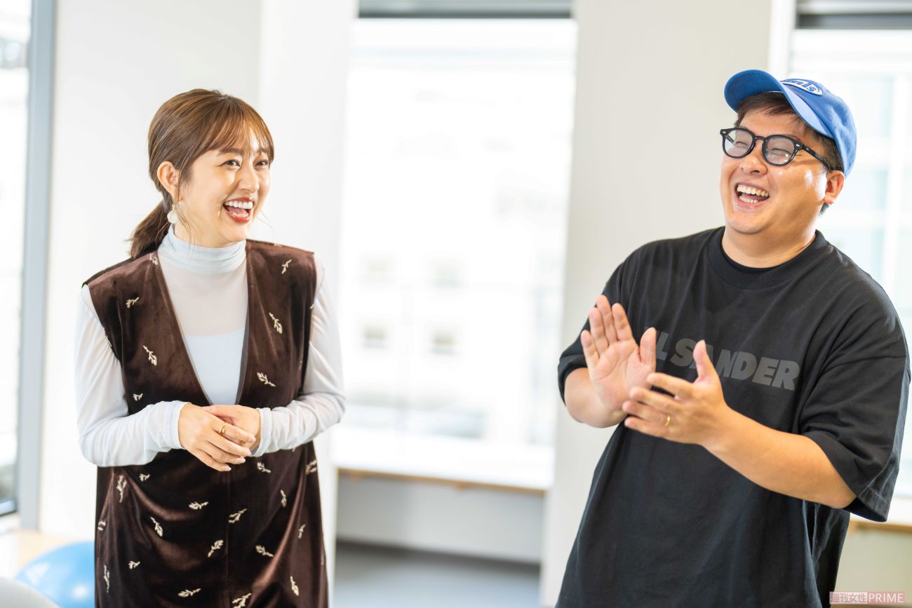 放送作家・澤井直人（右）と菊地亜美　撮影／佐藤靖彦