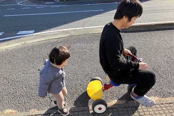 父親の塚越寛人さんと湊斗くん（画像は遺族提供）