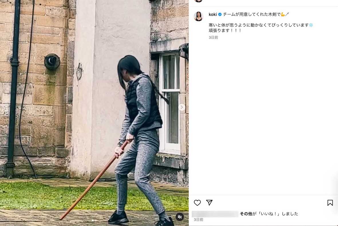 屋外で木剣を振りかざす練習をしている動画をアップしたKoki,（本人のインスタグラムより）