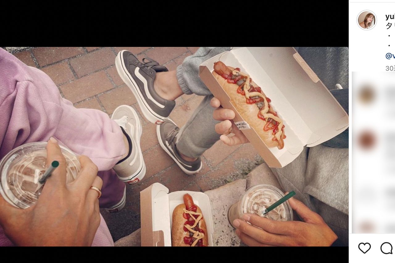 「娘たちお迎え前のタリーズ」の文言とともに三幸と映った写真をアップした木下優樹菜（本人インスタグラムより）