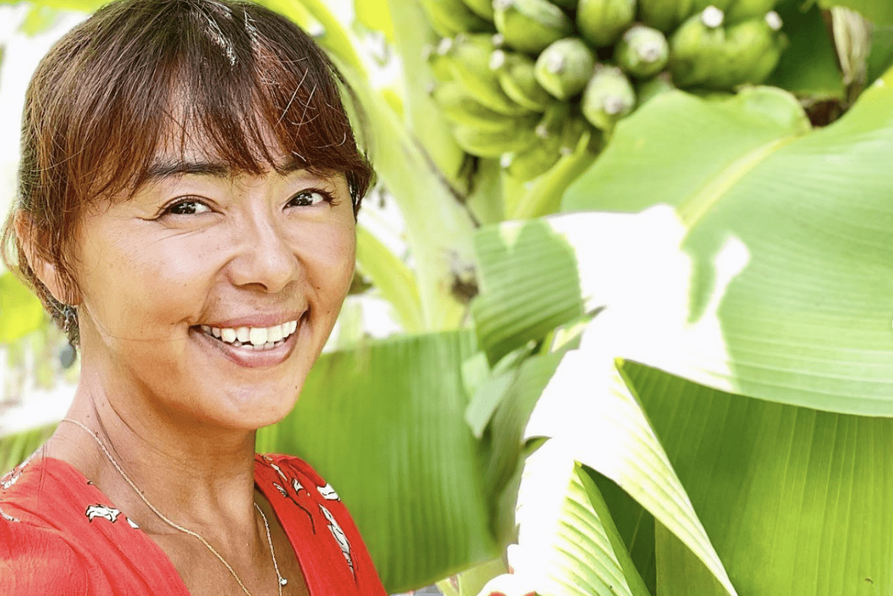 自宅の目の前には海があり、近くに農園もある。愛する沖縄の自然を守りたいと活動している