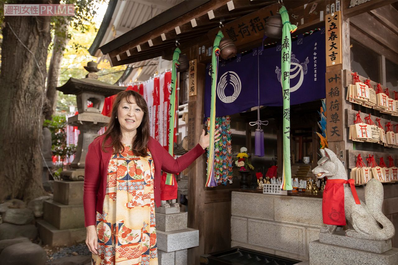 本殿の奥にひっそり佇む叶稲荷。絵馬に願い事を書いてお堂の横に奉納してからお参りを