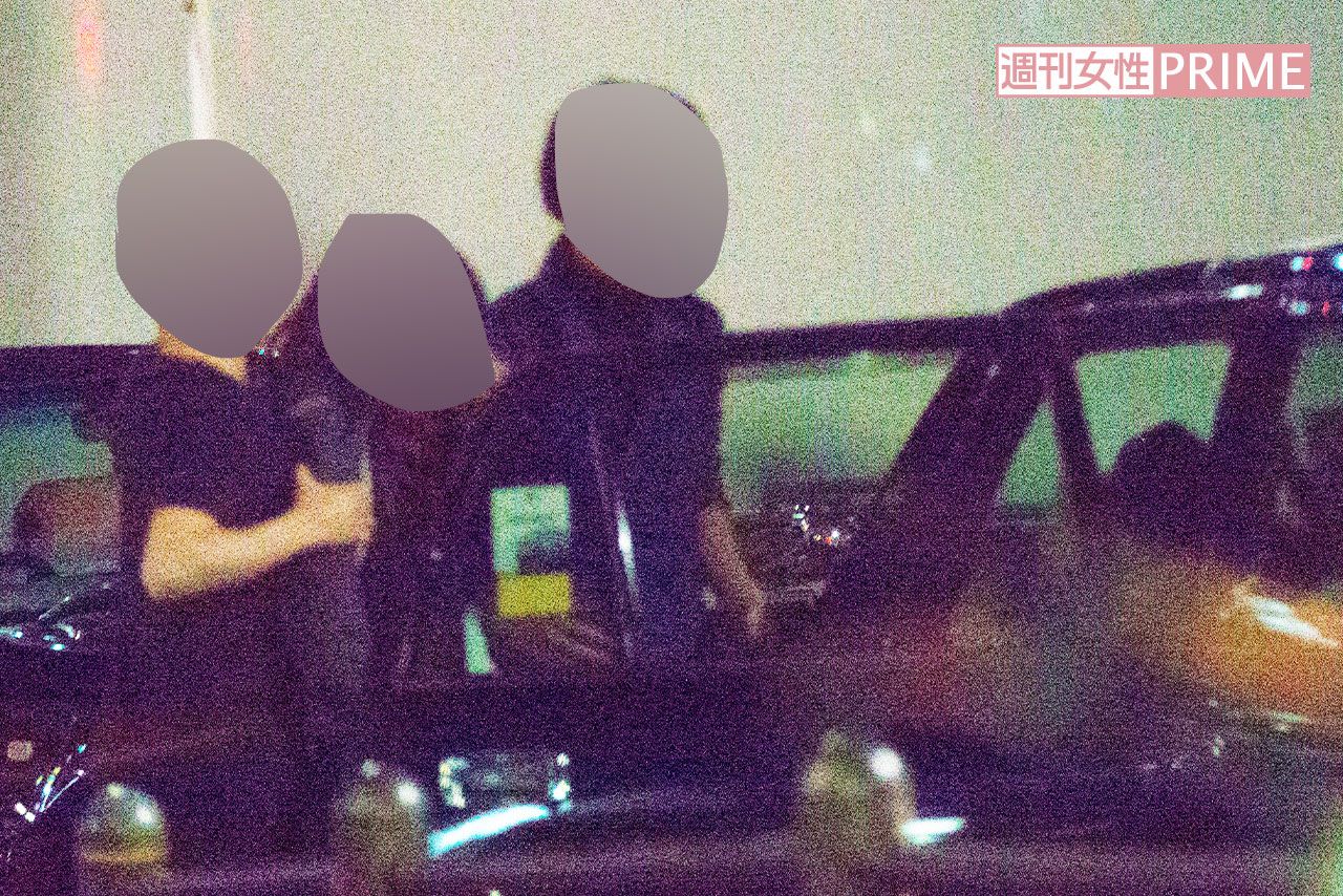 手越祐也が乗るタクシーに女性が乗ろうとする場面（'16年）