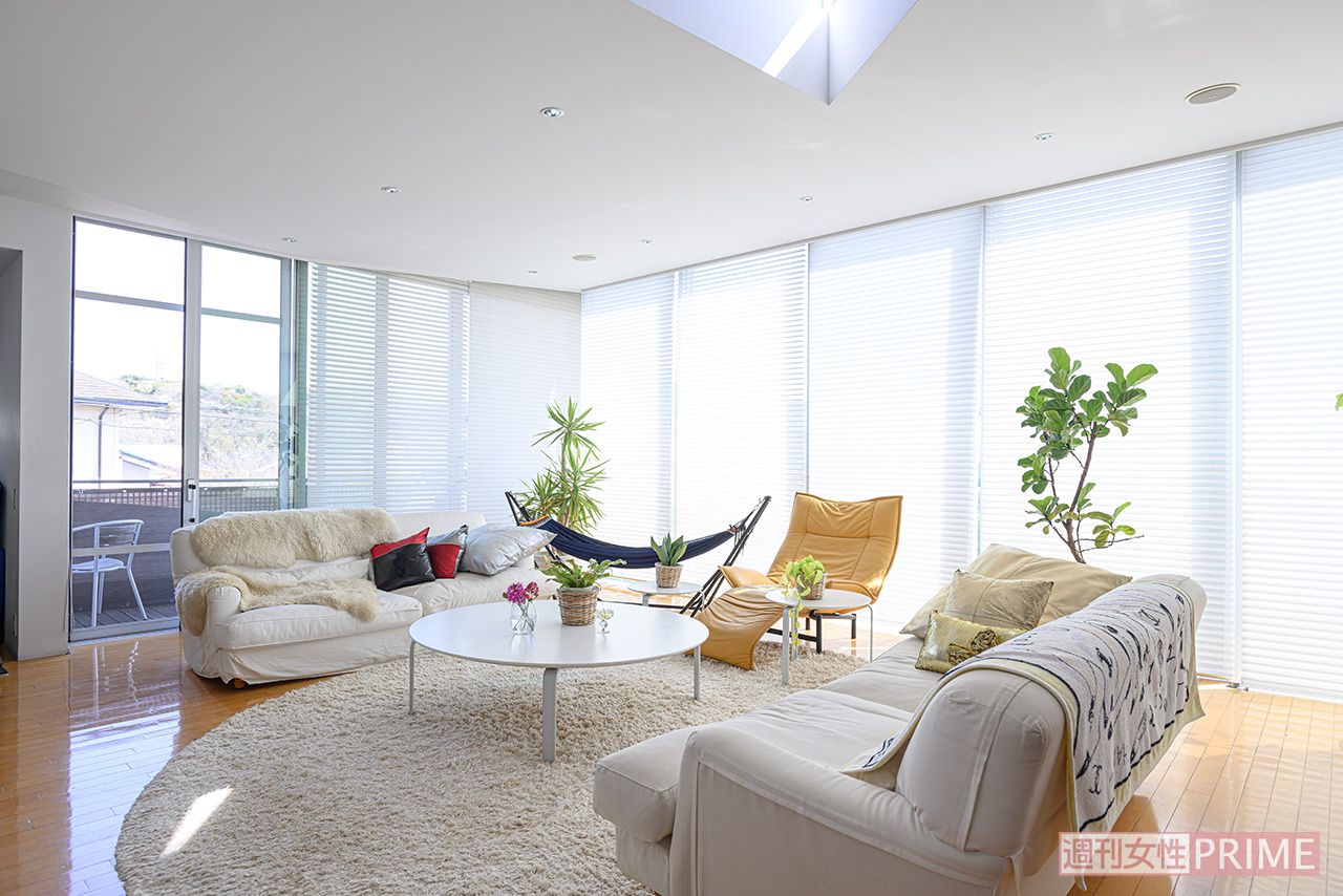 開放感のあるリビング。カーテン越しに柔らかな光が差し込む（撮影／渡邉智裕）