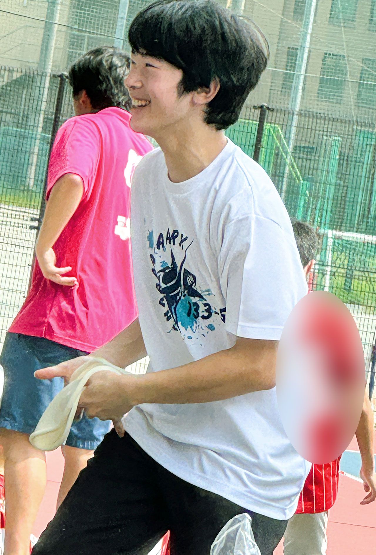 筑波大学附属高校の文化祭で、ご学友とピザ生地のようなものをくるくると回す悠仁さま（来場者提供）