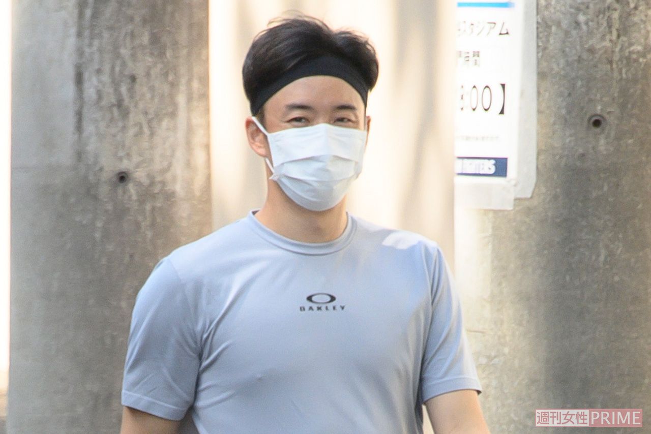 2軍施設内を歩く斎藤佑樹、頭にはヘアバンドが