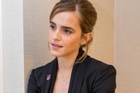 エマ・ワトソンの“ガサツ”行動に8万いいね！ プラダの靴のヒールで氷を砕く姿に「思いきりがよくて推せる…