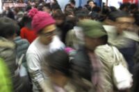 《全国で多発》JR新宿駅・飯田橋駅にも現れた!女性を狙う“ぶつかり男”改め“体当たり暴走男”、被害者が…