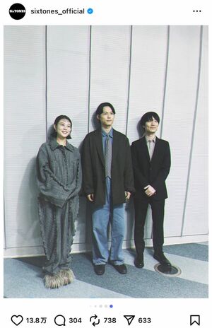松村北斗（中央）が主演する映画の宣伝をするSixTONES公式インスタグラム