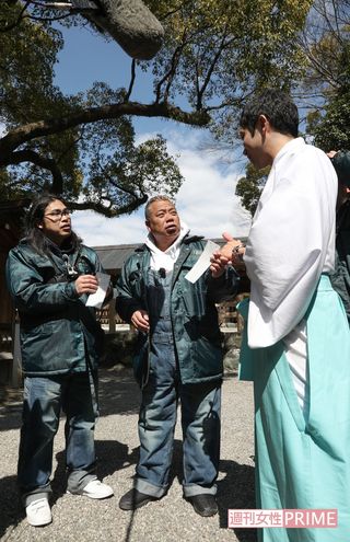【2】10:50　おみくじの結果に不満な出川だが、ゲスト・ロッチ中岡とは公私ともの付き合いで息ピッタリ　撮影／斎藤周造