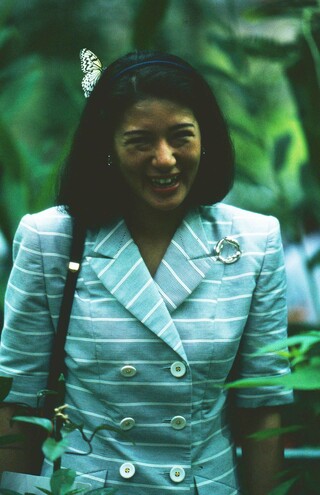 石川県ふれあい昆虫館をご訪問中、雅子さまの頭に蝶が（1998年8月27日）