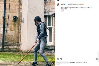 屋外で木剣を振りかざす練習をしている動画をアップしたKoki,（本人のインスタグラムより）