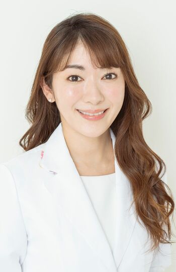 土屋佳奈先生●皮膚科専門医。つちやファミリークリニック浅草院院長。東京医科大学を卒業後、東京女子医科大学の皮膚科に入局。現在は浅草に医院を開業し1日に100人以上の肌悩みと向き合う。