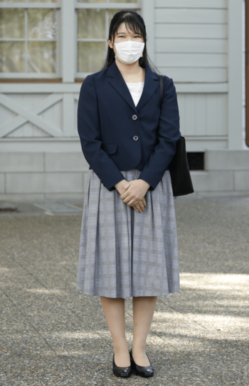 ‘20年10月、学習院大学に初登校された愛子さま。チェックのスカートが秋らしい、シンプルな装い