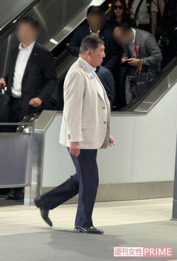 応援演説のため地方入りした石破茂首相。居合わせた一般人が声をかけるも応えず足早に去っていった（2025年7月5日、JR上越妙高駅にて）