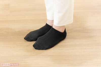 3.軽く衝撃を感じる程度にかかとを落とす。1～3を繰り返す。（撮影／齋藤周造）