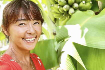 自宅の目の前には海があり、近くに農園もある。愛する沖縄の自然を守りたいと活動している