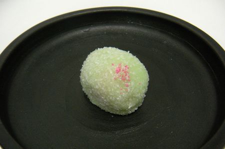 こぼれ萩　京菓子の菓銘には、和歌の一節や俳句の季語などからとった季節感を表す雅な名前が多い