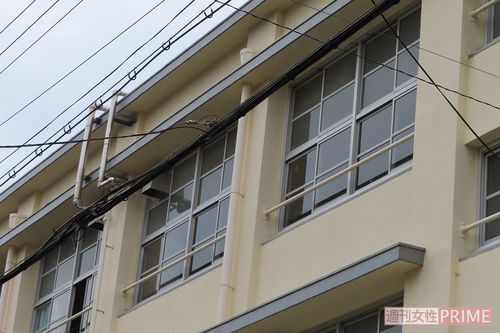 勤務先の中学校。バスケ部は日が暮れてからも熱心に練習をしていた