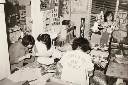 笑顔の絶えない仕事場で、よく食事にも出かけた。左・くらもちさん（撮影／丸山桂賛）