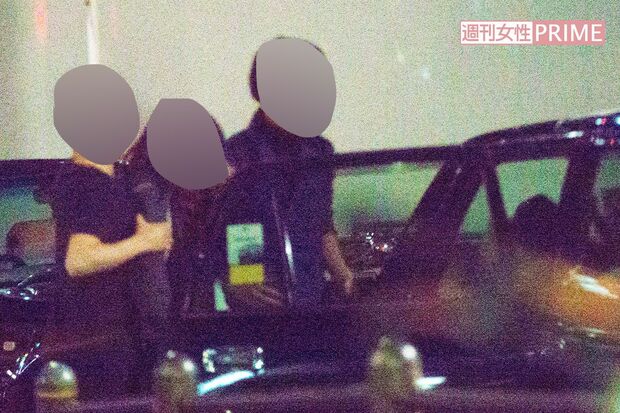 手越祐也が乗るタクシーに女性が乗ろうとする場面（'16年）